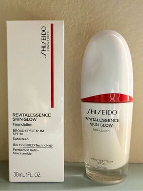 Shiseido RevitalEssence Skin Glow Foundation SPF 30